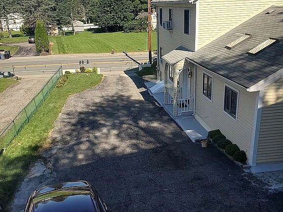 4th image of 129 Simmonsville Ave