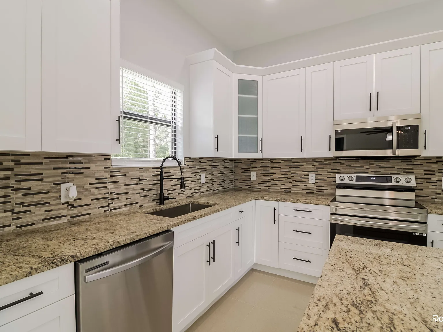 3 bed, 2.0 bath, 1642 sqft, $2,190 — Photo 3