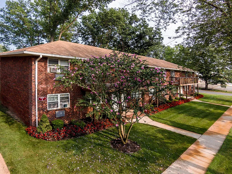 2-3 Stratford Apartments — Photo 8