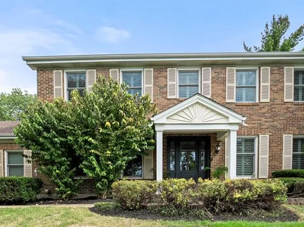 2300 E Royal Ct, Saint Louis, MO 63131