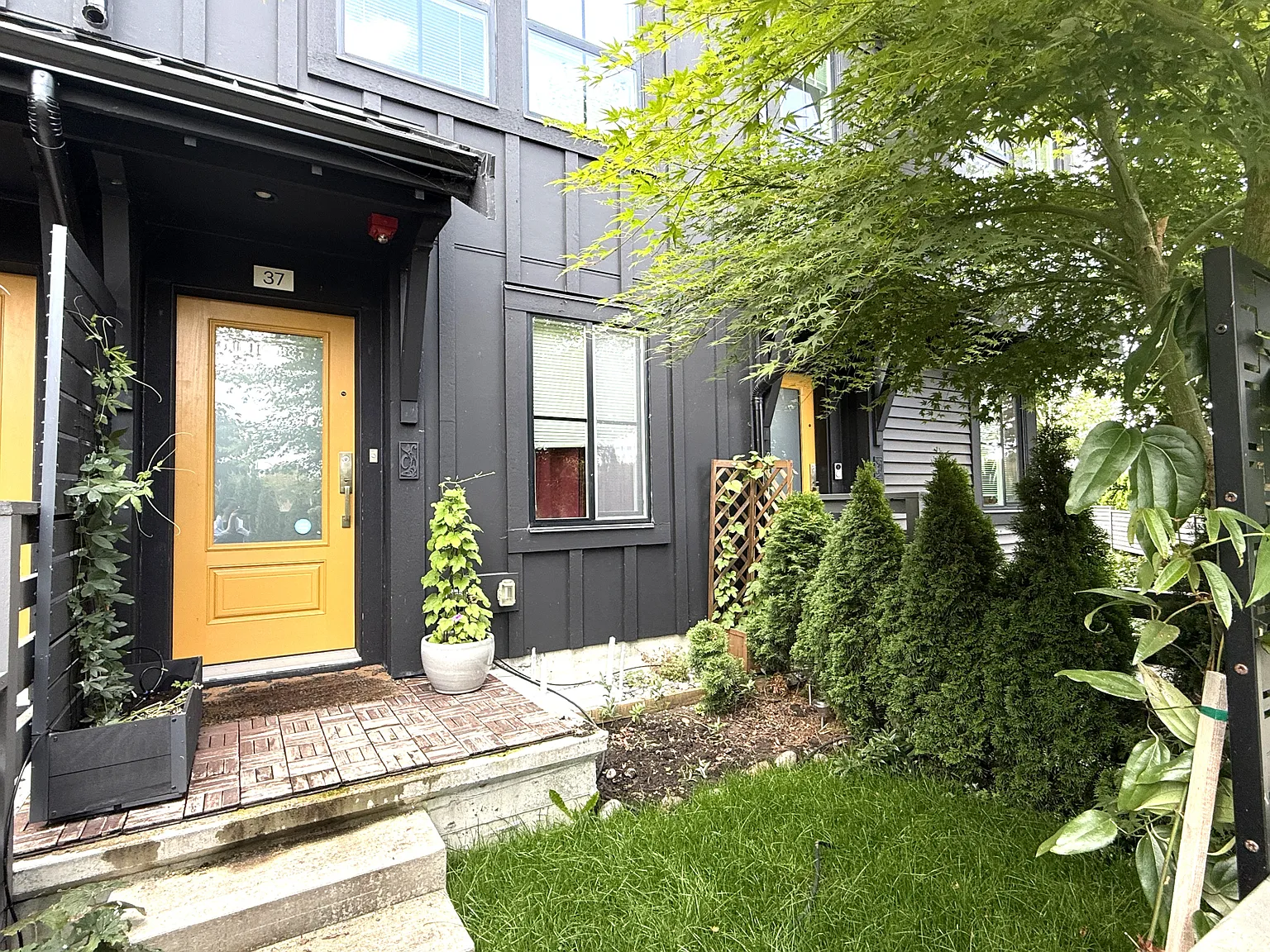 3 bed, 2.5 bath, 1300 sqft, $1,280 — Photo 1