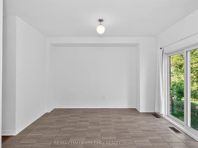38 Milson Cres — Photo 13