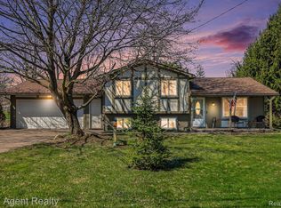1010 Pelham St, Waterford, MI