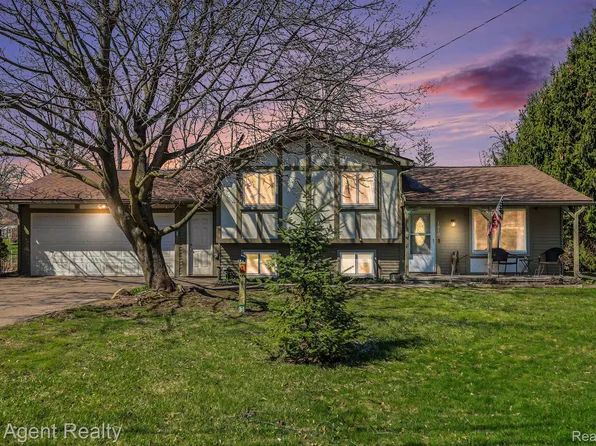 1010 Pelham St, Waterford, MI 48328