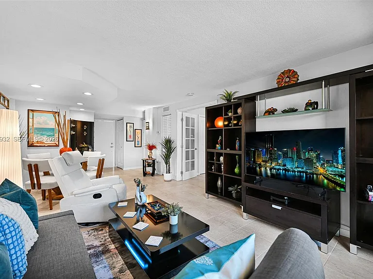 1334 Collins Ave #403 — Photo 8