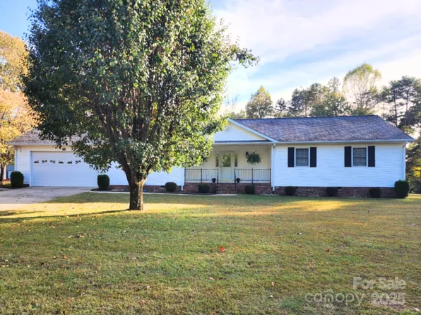 115 Three Oaks Ln, Statesville, NC 28677