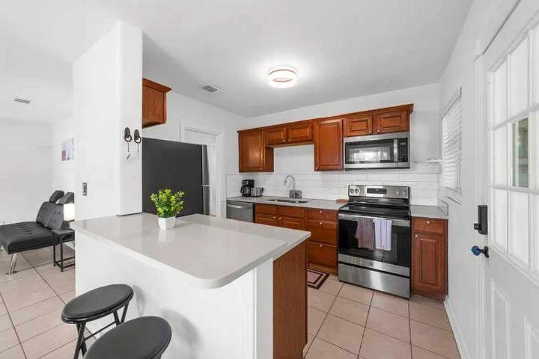 3 bed, 1200 sqft, $2,200 — Photo 4