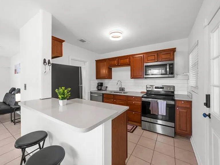 2637 Ernest St — Photo 4