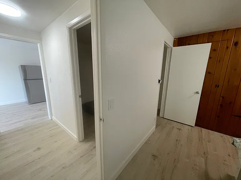 736 S Broadway — Photo 15