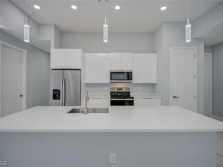 872 Spaulding St E — Photo 8