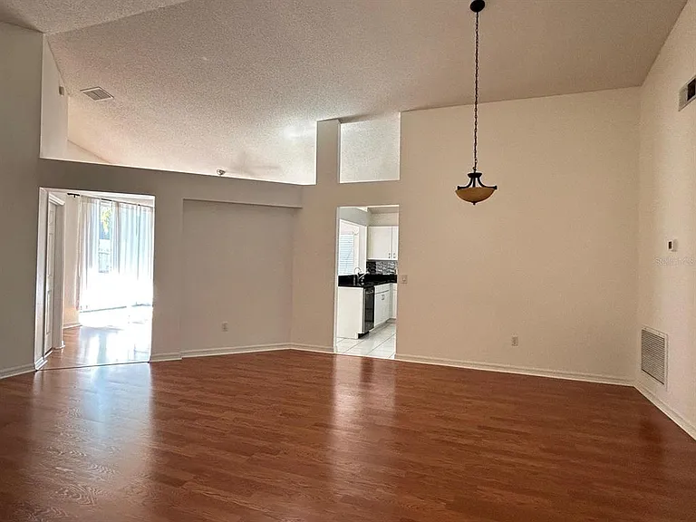 683 Randon Ter — Photo 8