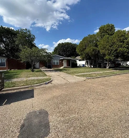 2203 Tolosa Dr — Photo 2