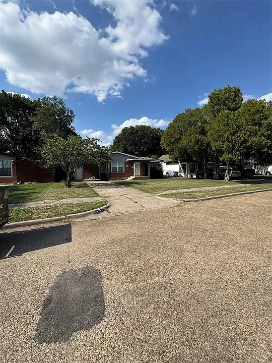 Building Photo - 2203 Tolosa Dr