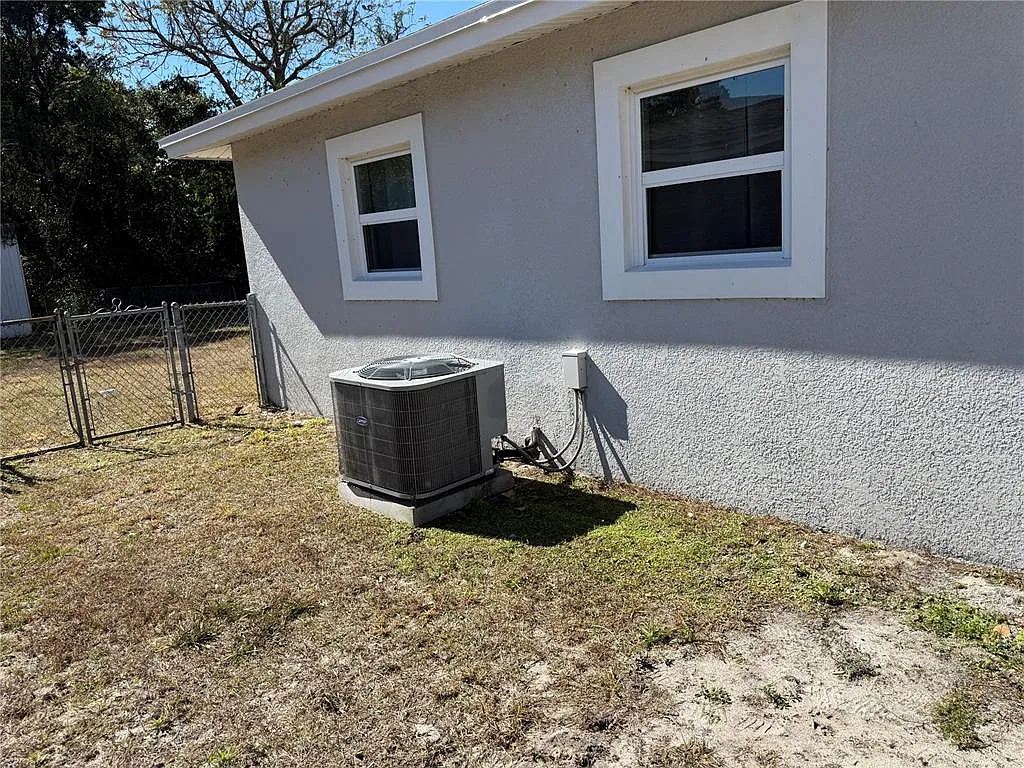 3 bed, 1.0 bath, 1100 sqft, $1,650 — Photo 2