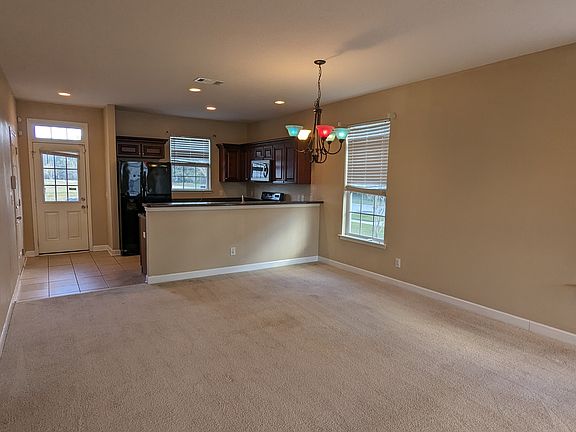3rd image of 827 Terrell Dr