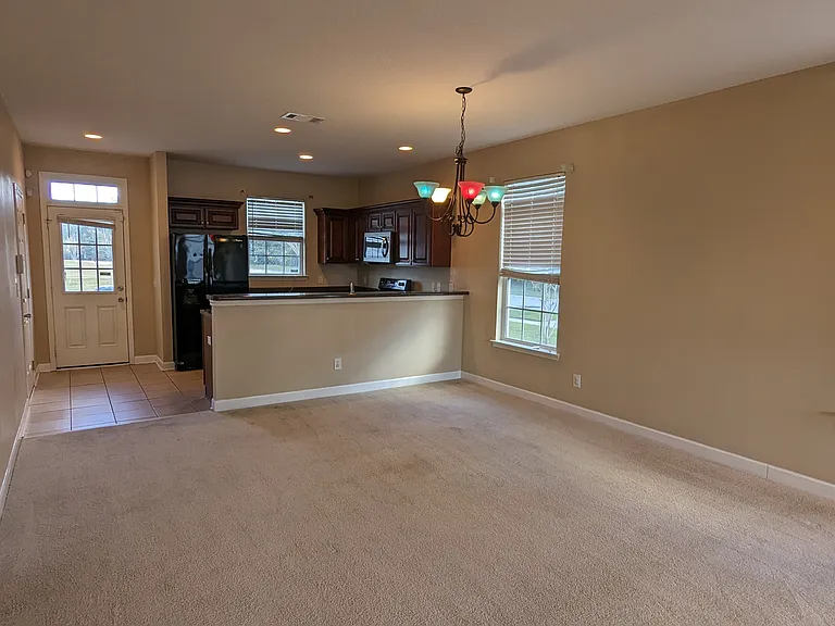 827 Terrell Dr — Photo 3
