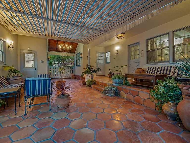 537 University Ave — Photo 27