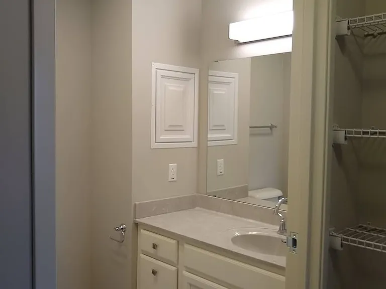511 Cavalier Dr — Photo 2