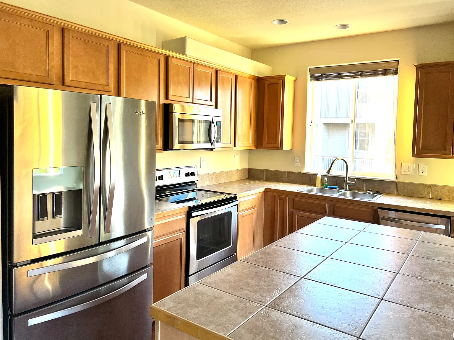 4 bed, 2.5 bath, 1550 sqft, $2,400 — Photo 4
