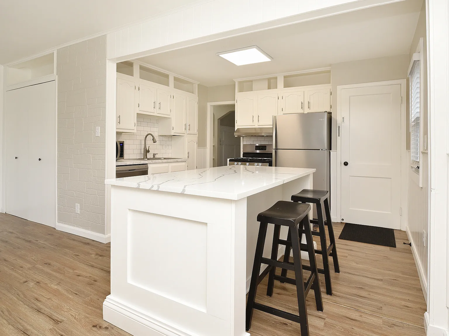 3 bed, 1100 sqft, $2,500 — Photo 2