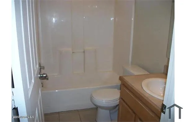 Building Photo - 1744 W Sherman St #2