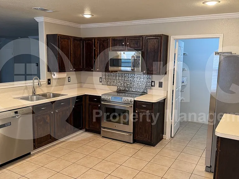 476 Eisenhower Ln — Photo 3