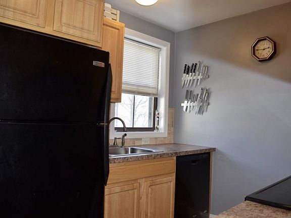 5th image of 90 Commercial St Unit 2