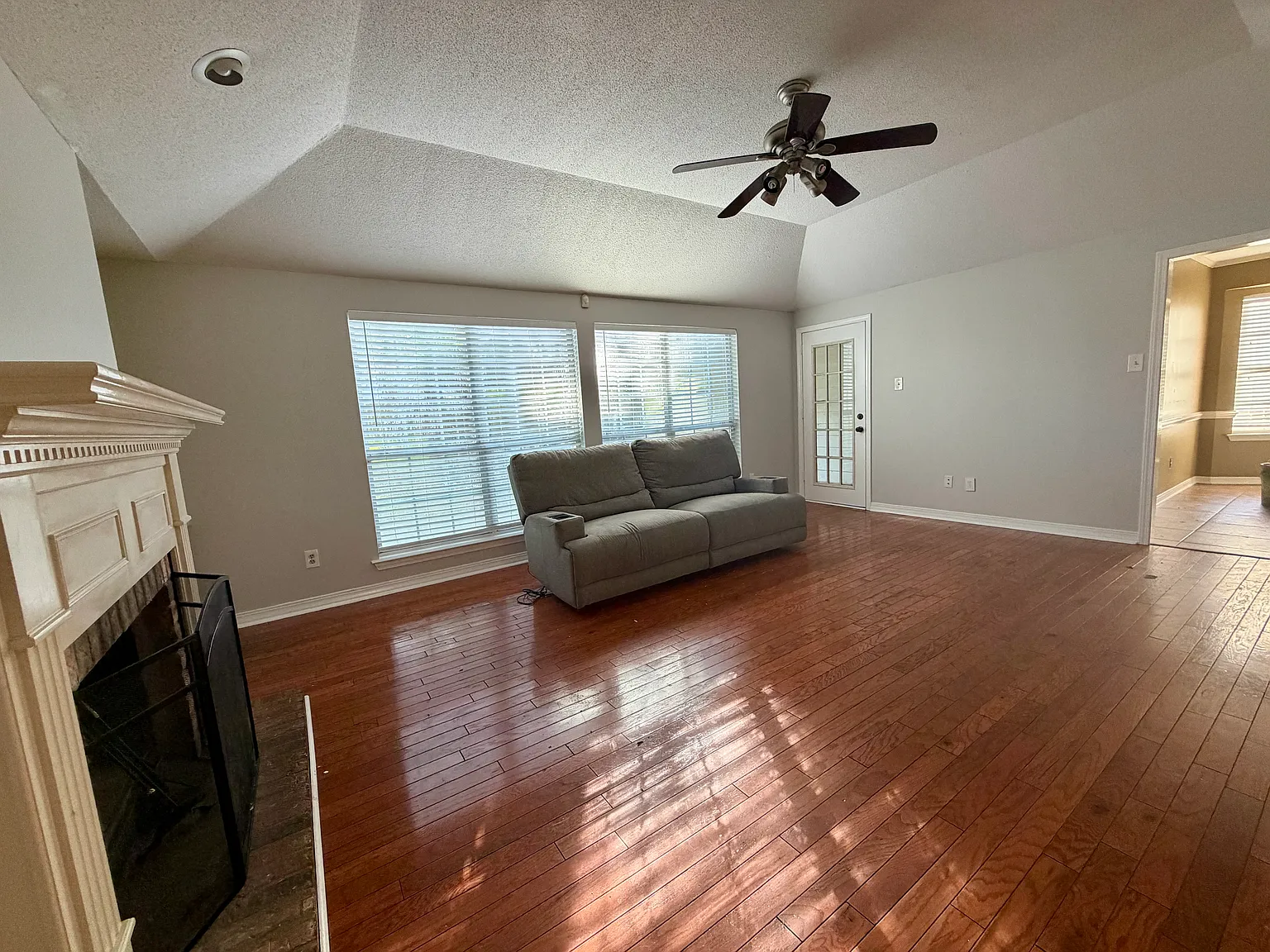 4 bed, 1900 sqft, $2,000 — Photo 3