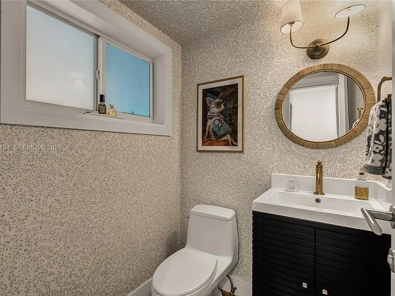 6011 N Bayshore Dr #10 — Photo 7