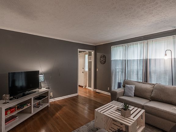 5th image of 676 Lake Terrace Dr