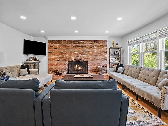 4th image of 218 Kenyon Ave