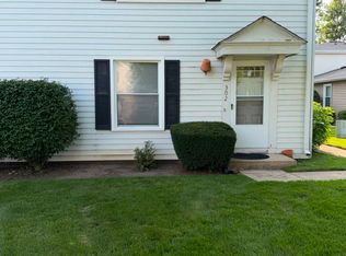 302 Creekside Dr, Vernon Hills, IL 60061