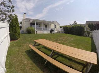 25 Crest St, Middletown, RI 02842