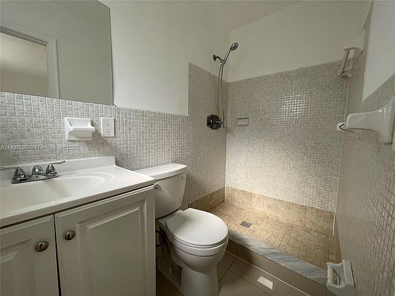 5th image of 713 SW 14th Ct