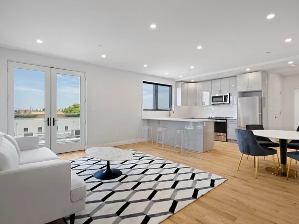 492 Kings Highway image 1 of 10