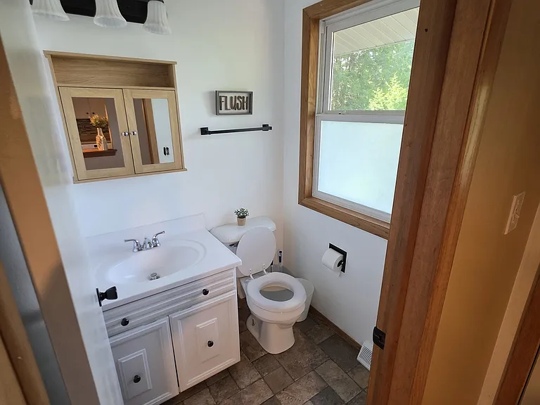 1102 Elm St — Photo 6