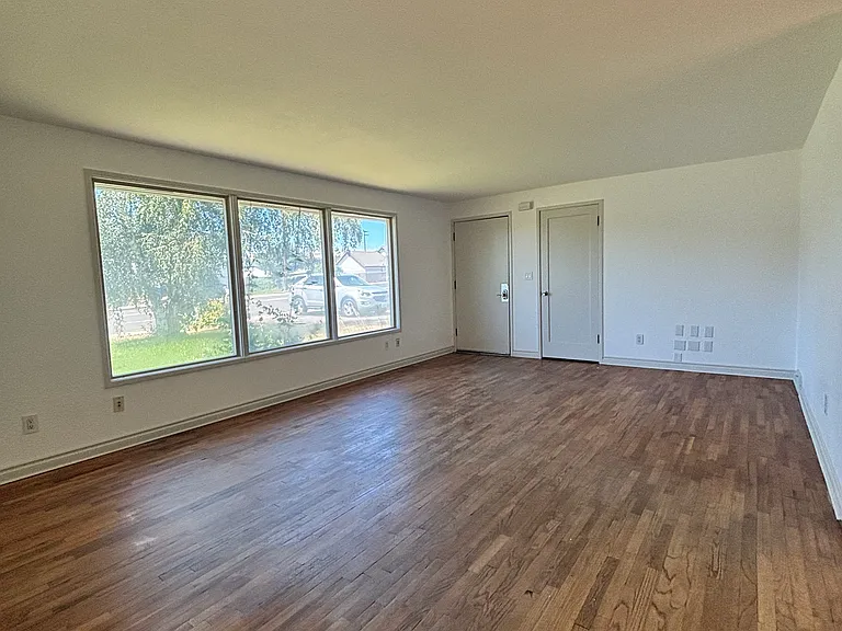 607 S 72nd Ave — Photo 18