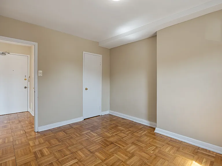 2890 Saint Clair Ave E — Photo 18