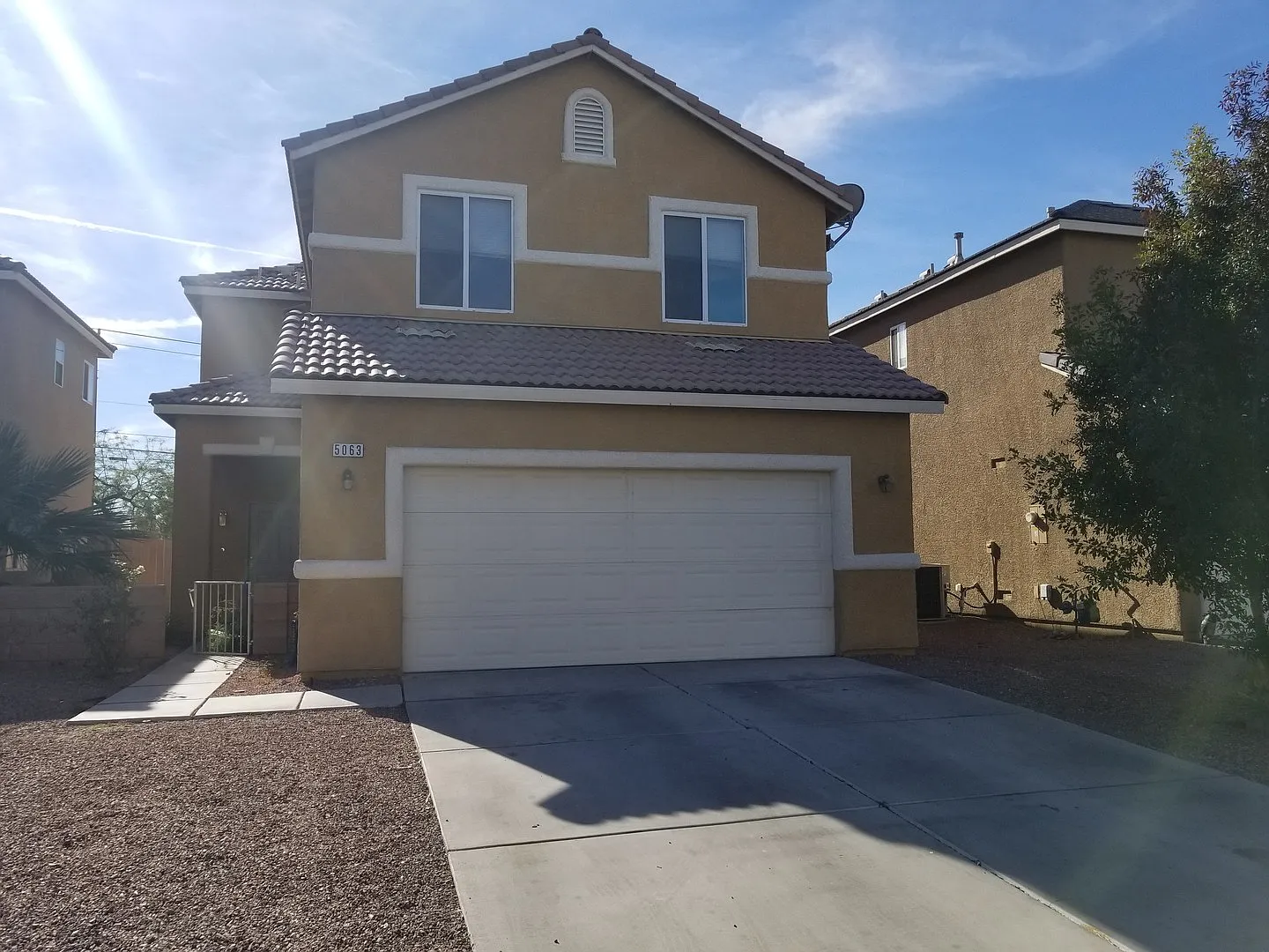 Lovely 2 story home Madre Mesa South Community — Photo 3