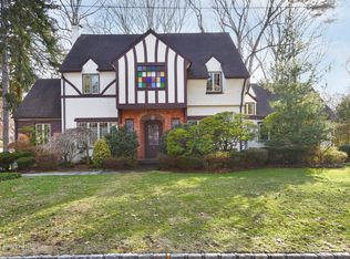 8 Knightsbridge Rd, Great Neck, NY 11021