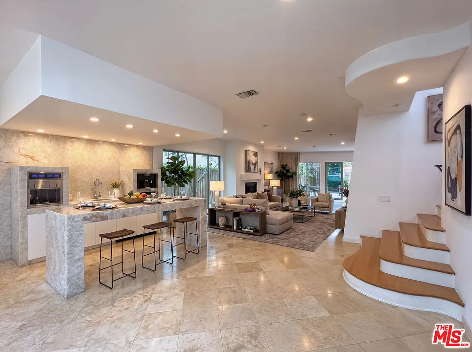 5 bed, 4.5 bath, 4200 sqft, $34,000 — Photo 3