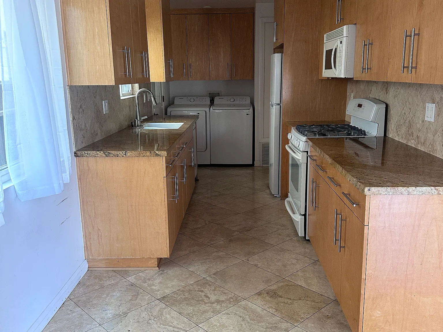 3 bed, 1200 sqft, $5,990 — Photo 4