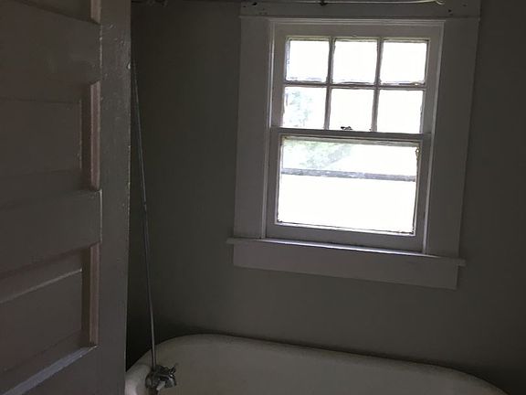 5th image of 425 Boyd St