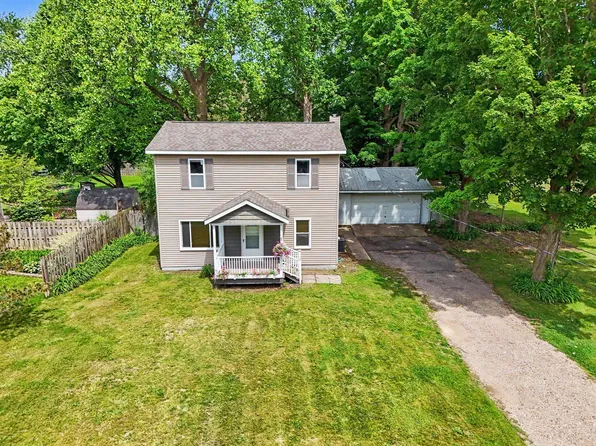919 Charles St, Plainwell, MI 49080