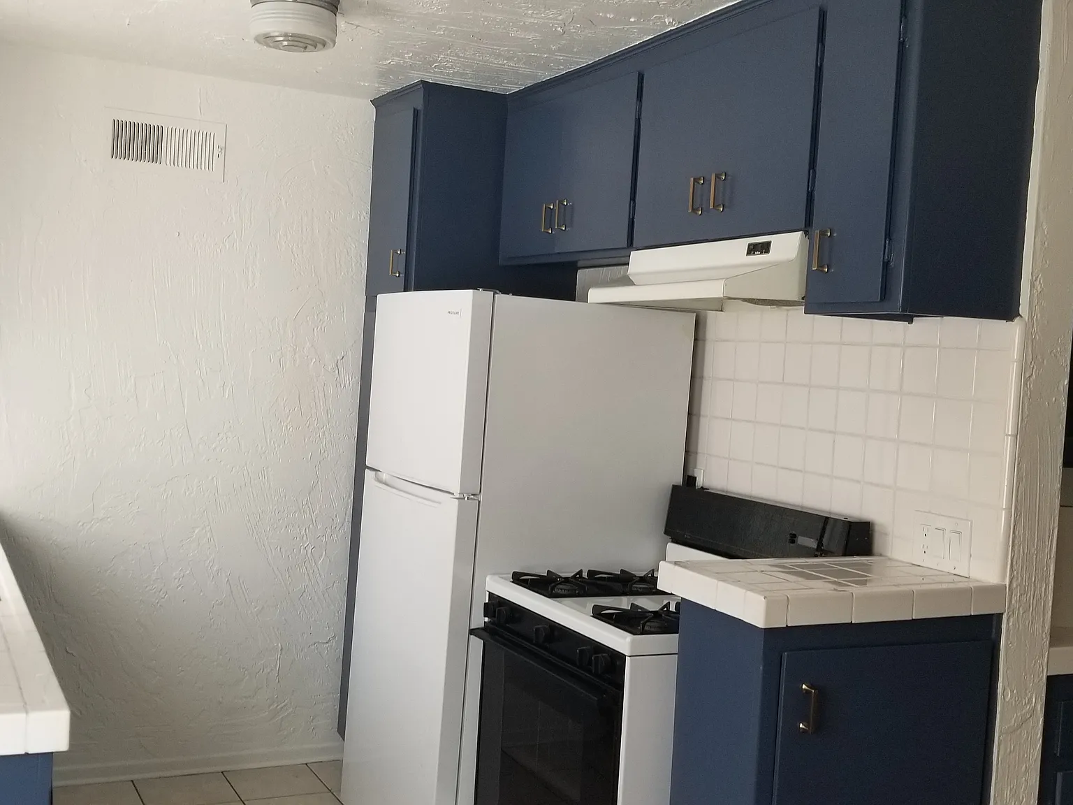 3 bed, 1.5 bath, 1256 sqft, $3,800 — Photo 3