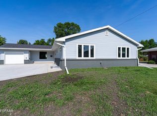 502 Campbell Dr, Grand Forks, ND 58201