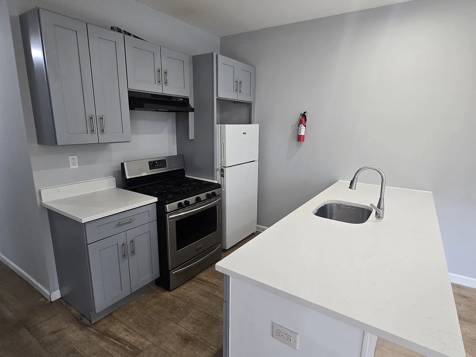 4 bed, $2,500 — Photo 1