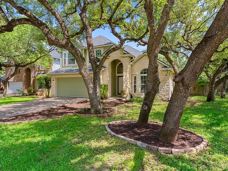 2104 Lobelia Dr — Photo 3