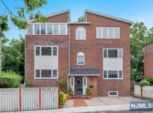 64 Kingswood Rd, Weehawken, NJ 07086