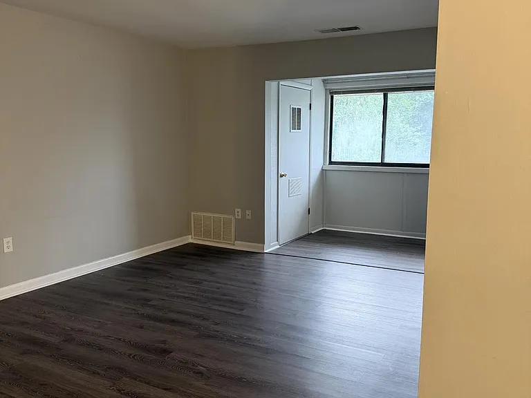 140 Royal Oak Dr #I — Photo 4